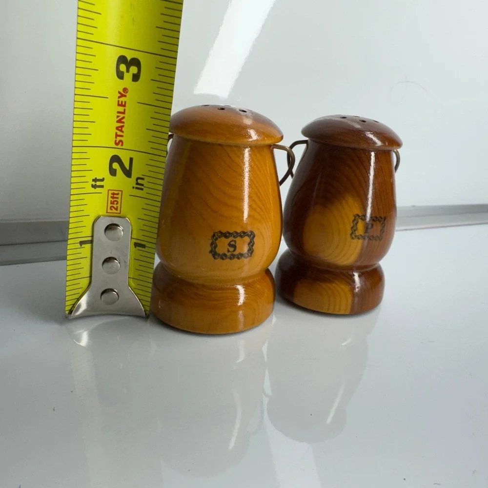 Vintage Wooden Salt Pepper Shakers Virginia Maple‎ Leaf Design Souvenir Kitchen